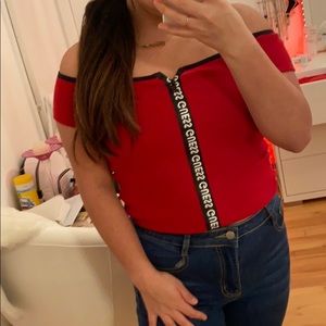 Guess off the shoulders magenta top with zipper